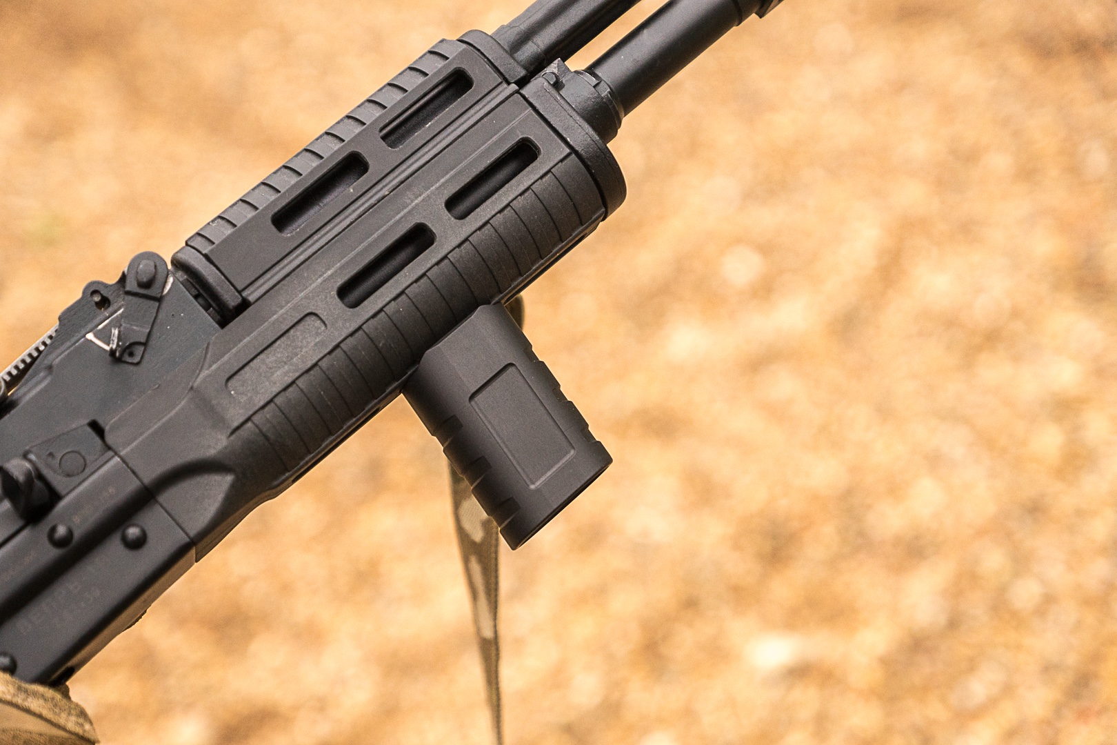 чёрный желтый койот олива