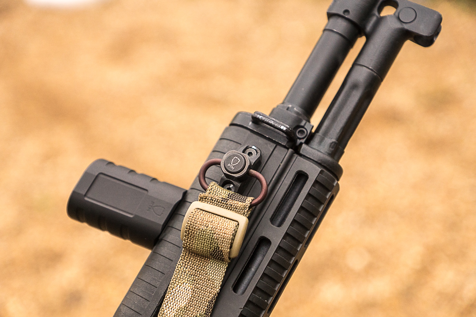 чёрный желтый койот олива