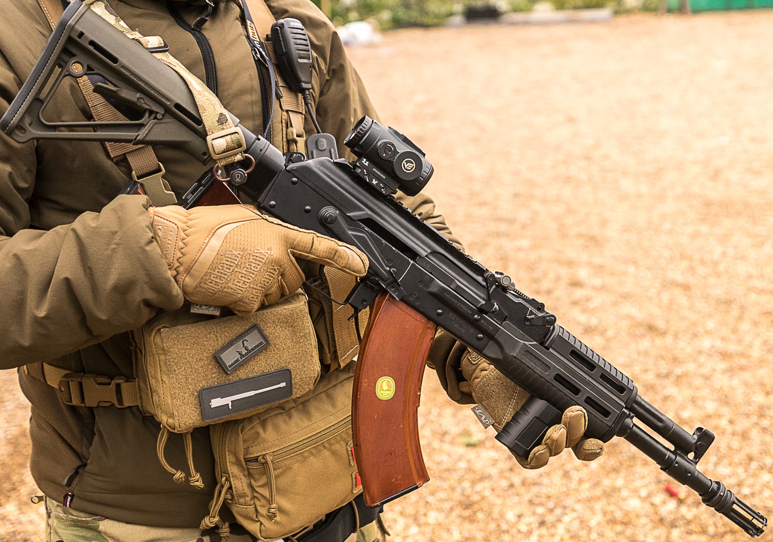 чёрный желтый койот олива