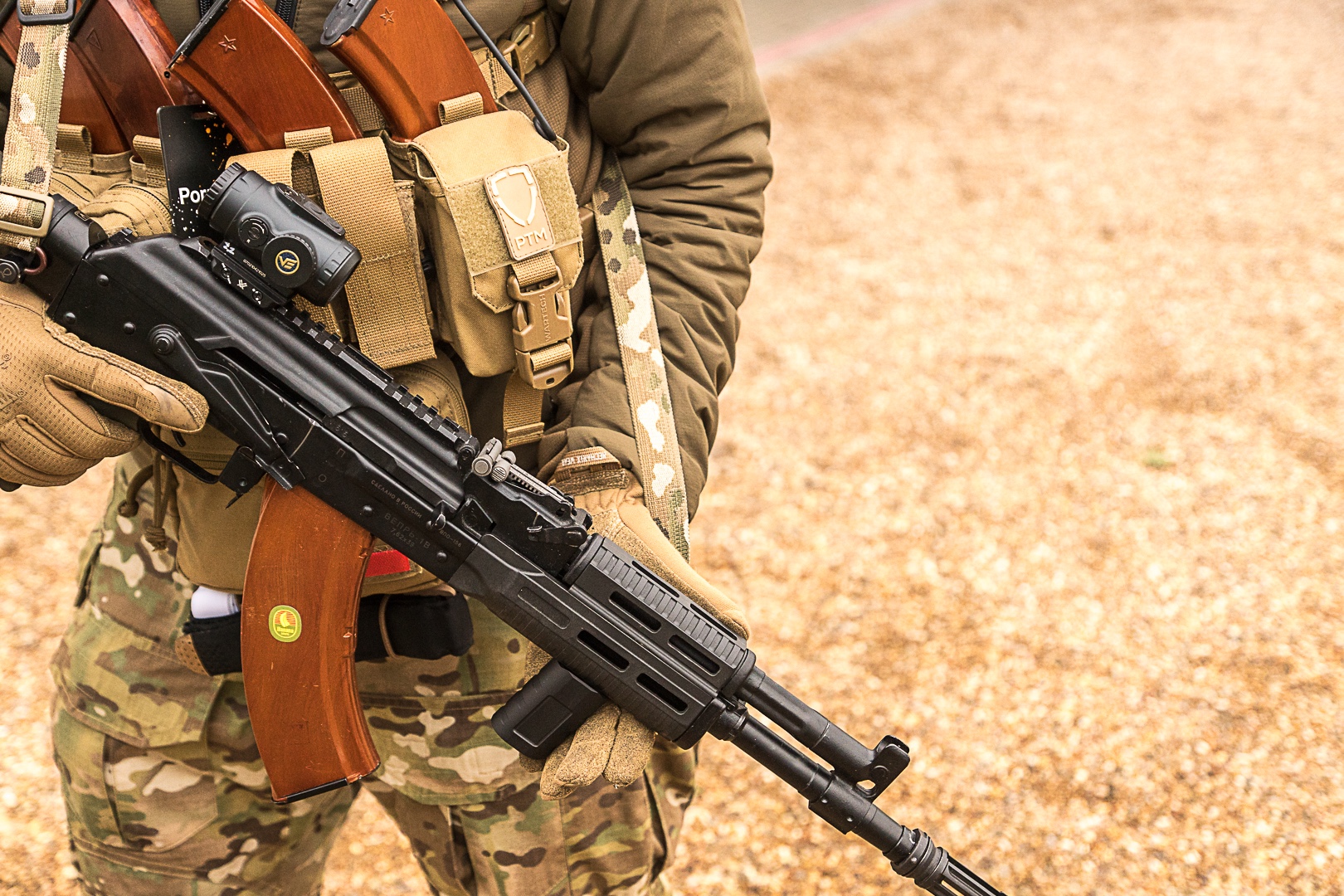 чёрный желтый койот олива